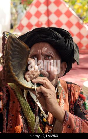 26 mars 2022, Lahore, Punjab, Pakistan: Les passionnés pakistanais assistent au festival annuel des lumières de l'Ours de trois jours 434th au sanctuaire du Soufi musulman saint Shah Hussain, connu sous le nom populaire de Madho Lal Hussain à Lahore. Le festival annuel de 3 jours a eu lieu au sanctuaire de Madhu Lal à l'occasion de son anniversaire de naissance de 434th. Mela Charaghan a sa propre importance dans l'histoire de Lahore, car il a été un plus grand festival de Lahore dans quelques temps.le festival a été commencé avec le festival saisonnier Baisakhi dans les temps anciens. Des dispositions de sécurité infaillibles ont été prises pour les dévotés. Le dernier jour de l'Urs est réservé Banque D'Images