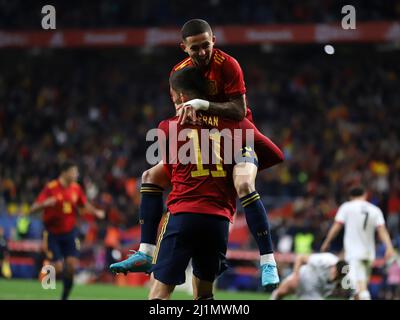 Sabadell, Barcelone, Espagne. 26th mars 2022. Barcelone Espagne 26.03.2022 Ferran Torres (Espagne) et Yeremy Pino (Espagne) célèbrent après avoir marquant le but de˜de son équipe lors du match amical entre l'Espagne et l'Albanie au stade RCDE, le 26 mars 2022 à Barcelone. (Image de crédit : © Xavi Urgeles/ZUMA Press Wire) Banque D'Images