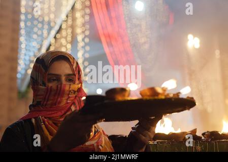 26 mars 2022, Lahore, Punjab, Pakistan: Les passionnés pakistanais assistent au festival annuel des lumières de l'Ours de trois jours 434th au sanctuaire du Soufi musulman saint Shah Hussain, connu sous le nom populaire de Madho Lal Hussain à Lahore. Le festival annuel de 3 jours a eu lieu au sanctuaire de Madhu Lal à l'occasion de son anniversaire de naissance de 434th. Mela Charaghan a sa propre importance dans l'histoire de Lahore, car il a été un plus grand festival de Lahore dans quelques temps.le festival a été commencé avec le festival saisonnier Baisakhi dans les temps anciens. Des dispositions de sécurité infaillibles ont été prises pour les dévotés. Le dernier jour de l'Urs est réservé Banque D'Images