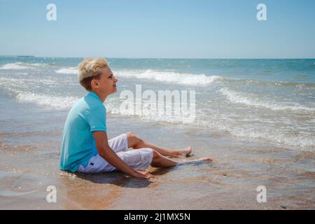 Adolescent sur la vocation estivale à la plage Banque D'Images