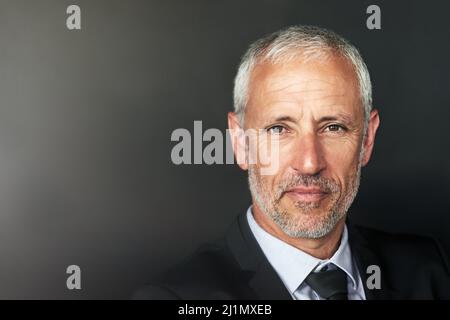 Ce que cela signifie d'être un collier blanc. Photo courte d'un beau homme d'affaires mature en tenue d'entreprise. Banque D'Images