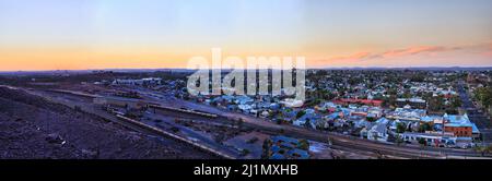 Panorama au coucher du soleil sur le centre minier de Broken Hill City à l'extrême ouest de l'Outback australien. Banque D'Images