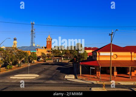 Rues du centre-ville et places de ville de collines brisées de l'outback australien et de l'industrie minière comme vu de la gare. Banque D'Images