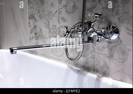 Grand robinet en acier chromé. Robinet d'eau de la salle de bains. Robinet moderne. Intérieur de la salle de bains. Design moderne. Robinet de luxe. Robinet d'eau moderne. Robinet chromé Banque D'Images