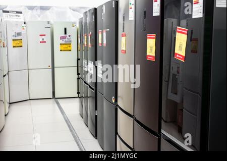 Kassel, Allemagne - 28 mars 2022 : rangée de réfrigérateurs dans le magasin Hypermarket. Vendre des réfrigérateurs dans un magasin d'appareils ménagers. Lignes de Banque D'Images