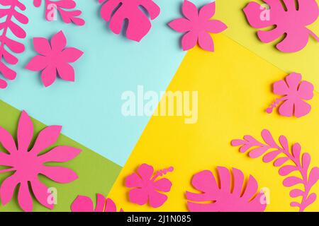Cadre tropical tendance avec lumière du soleil fait de fleurs et de feuilles de papier rose vif sur fond bleu jaune, comme toile de fond ou texture. Bordure fleurie pour vous Banque D'Images