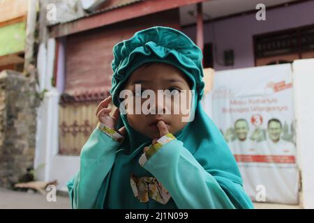 Jakarta, Indonésie - 01 03 2021: Les filles du hijab posent debout à la caméra pendant Eid al-Fitr 1441 Hijriah dans les rues de Jakarta Banque D'Images