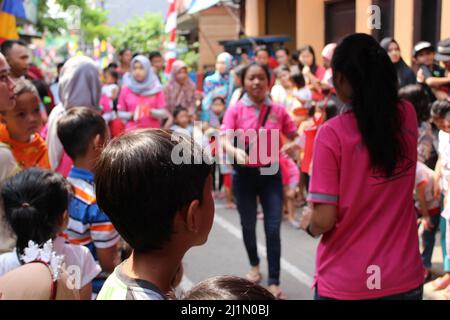 Jakarta, Indonésie - 08 17 2018: Une foule de personnes qui regardent une compétition pour célébrer le jour de l'indépendance de l'Indonésie en 72nd Banque D'Images