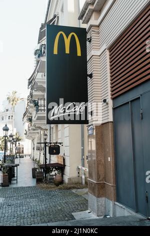 Batumi, Géorgie - 04.07.2021 : panneau du café de restauration rapide McDonald's. Café à emporter Banque D'Images