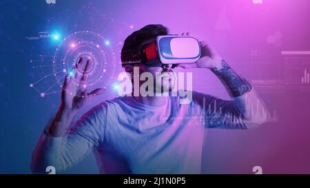 Homme moderne en VR verres appuyant sur le bouton à l'écran virtuel avec des graphiques et des graphiques futuristes, collage créatif Banque D'Images