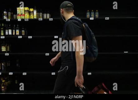 Paris, France. 26th mars 2022. Un client passe devant des étagères vides d'huile de cuisson dans un supermarché à Paris, France, le 26 mars 2022. Credit: Gao Jing/Xinhua/Alamy Live News Banque D'Images