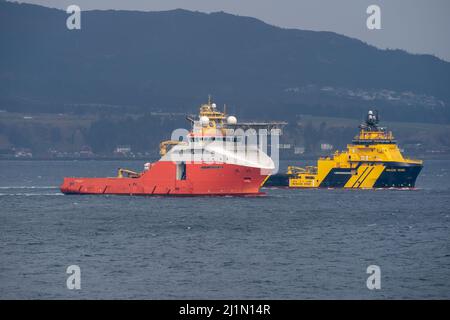 Déplacement de la plate-forme pétrolière d'Echinor Njord Alpha avec les navires ahts Magne Viking et Normand Prosper remorquant la plate-forme. Banque D'Images