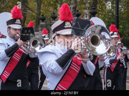 Gros plan sur des cornets de sexe féminin et masculin avec le Hertfordshire Show Band qui marche dans le Lord Mayor’s Show 2021, Victoria Embankment, Londres. Banque D'Images