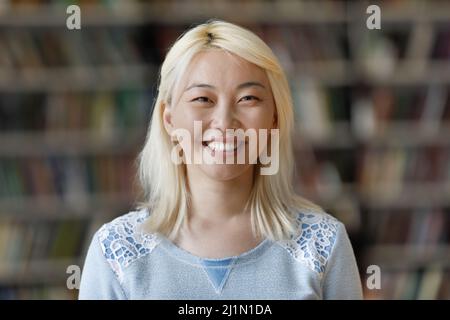 Portrait de tête d'étudiant asiatique fille sourire regarder l'appareil photo Banque D'Images