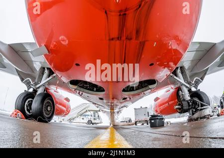 Fuselage de l'avion et réparation du train d'atterrissage principal, vue de dessous en gros plan Banque D'Images