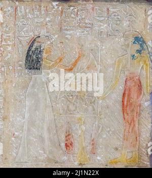 Le Caire, Musée égyptien, relief de Merya et Sitti, trouvé à Saqqara : Sitti adoring Hathor. Le bloc a été réutilisé comme pavé dans un autre tombeau. Banque D'Images