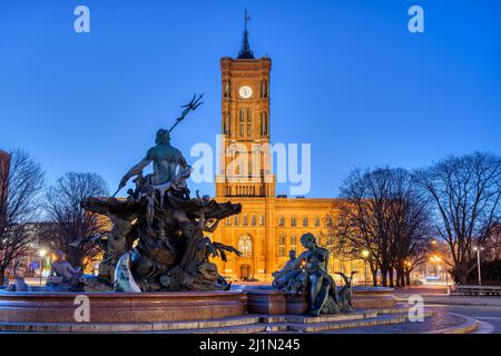 Le célèbre Rotes Rathaus et la fontaine Neptune à Berlin au crépuscule Banque D'Images