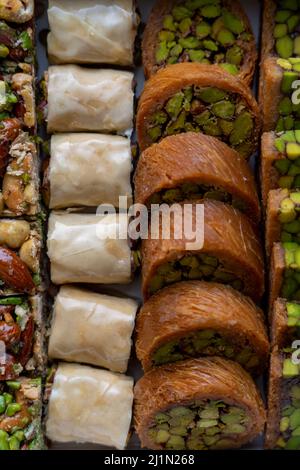 Desserts orientaux arabes et turcs à base de pistaches et de kunafa à la pâte feuillue Banque D'Images