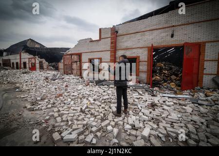 Kiev, Ukraine. 26th mars 2022. Après avoir bombarder Kiev hier en raison de vents forts, le hall de production de VTT a pris feu à nouveau. Pour des raisons de sécurité, les personnes vivant à proximité ont reçu l'ordre de ne pas ouvrir leurs fenêtres. Credit: Vojtěch Dárvík Máca/Alamy Live News Banque D'Images