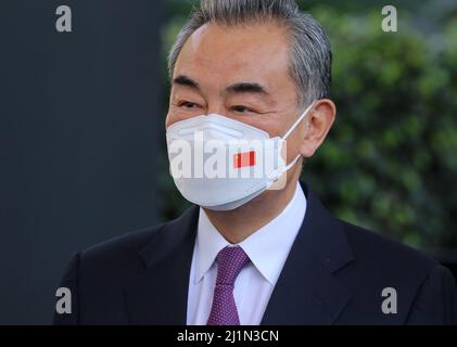 Katmandou, ne, Népal. 27th mars 2022. Le ministre chinois des Affaires étrangères Wang Yi revient après avoir rencontré deux dirigeants communistes népalais, KP Sharma Oli et Pushpa Kamal Dahal, dans un hôtel de Katmandou, au Népal, le 27 mars 2022. (Image de crédit : © Aryan Dhimal/ZUMA Press Wire) Banque D'Images