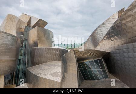 Bilbao, Espagne - 14 juin 2018 : la structure métallique moderne du musée Guggenheim Banque D'Images