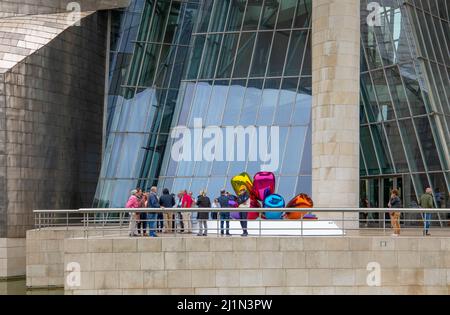 Bilbao, Espagne - 14 juin 2018 : visiteurs devant la structure métallique moderne du musée Guggenheim Banque D'Images