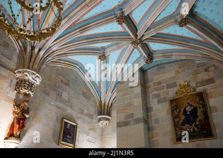 Bilbao, Espagne - 14 juin 2018 : peintures, sculptures et décoration dans le sacrisy de la cathédrale de Santiago Banque D'Images