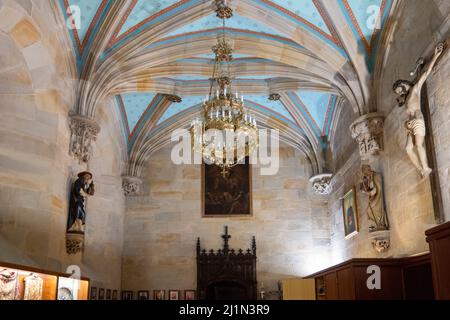 Bilbao, Espagne - 14 juin 2018 : peintures, sculptures et décoration dans le sacrisy de la cathédrale de Santiago Banque D'Images