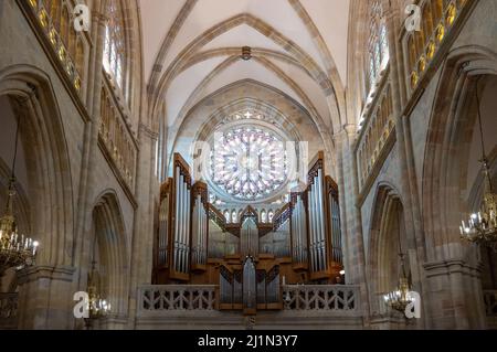 Bilbao, Espagne - 14 juin 2018 : la nef avec l'orgue de la cathédrale de Santiago Banque D'Images