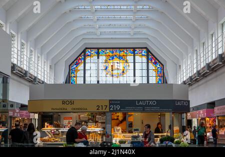 Bilbao, Espagne - 14 juin 2018 : les stands de nourriture du vieux marché de Ribera Banque D'Images