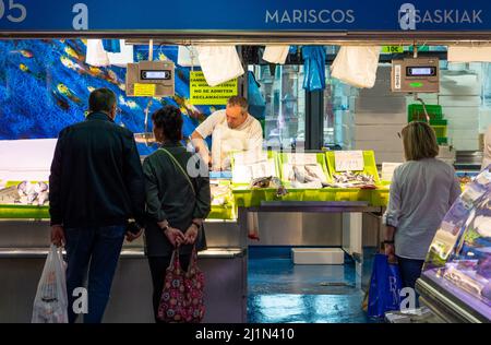 Bilbao, Espagne - 14 juin 2018 : les stands de nourriture du vieux marché de Ribera Banque D'Images