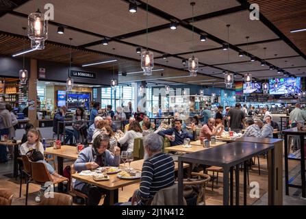 Bilbao, Espagne - 14 juin 2018 : personnes dans le restaurant du vieux marché de Ribera Banque D'Images