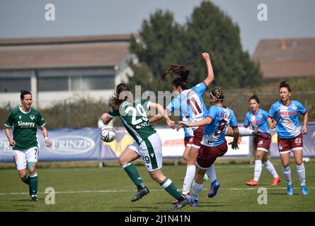 Stade de Sinergy, Vérone, Italie, 26 mars 2022, Francesca Quazzico (Vérone) Deborah Salvatori Rinaldi (Pomigliano) Tori DellaPeruta (Pomigliano) duri Banque D'Images