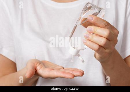 Femme avec une petite bouteille de désinfectant pour les mains Banque D'Images