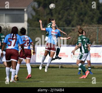 Stade de Sinergy, Vérone, Italie, 26 mars 2022, Rossella Sardu (Vérone) Liucija Vaitukaityte (Pomigliano) pendant Hellas Verona femmes vs Calcio Pomi Banque D'Images