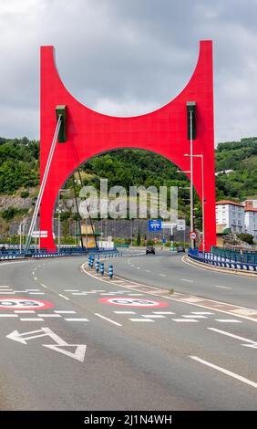 Bilbao, Espagne - 14 juin 2018 : le pont de la Salve avec le musée Guggenheim en arrière-plan Banque D'Images