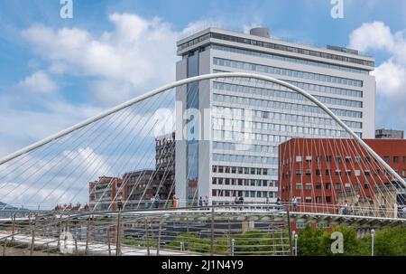 Bilbao, Espagne - 14 juin 2018 : vue sur le pont de Zubizuri, sur le fleuve Nervion Banque D'Images