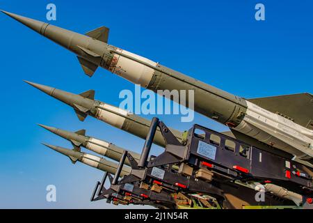 Missiles sol-air V-600 russes sur le lanceur quadruple S-125. Banque D'Images