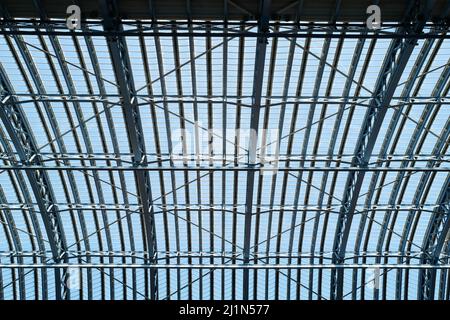 Toit en verre et en acier à la gare internationale de St Pancras, Londres, Angleterre. Banque D'Images