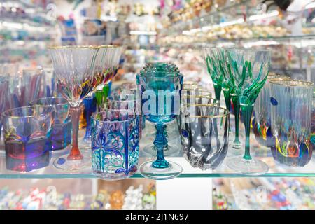 Verres colorés fabriqués à Murano exposés dans une boutique de Venise, Italie Banque D'Images