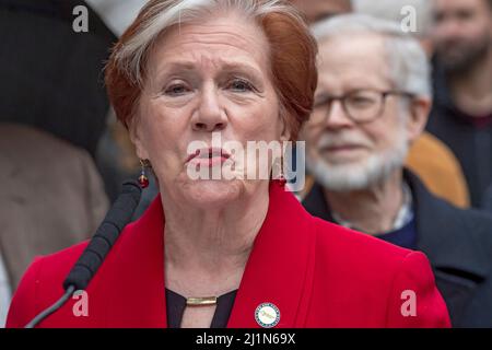New York, États-Unis. 26th mars 2022. Roberta Reardon, commissaire du département du travail de l'État de New York, parle lors d'une cérémonie de co-dénomination de rue dans Hell's Kitchen. Frances Perkins a été secrétaire du travail des États-Unis sous Franklin Delano Roosevelt de 1933 à 1945 et la première femme à servir comme secrétaire de cabinet. West 46th Street, entre la neuvième et la dixième avenues, un bloc qui inclut Hartley House, une organisation à but non lucratif où France Perkins était un travailleur social est co-nom Frances Perkins place. Crédit : SOPA Images Limited/Alamy Live News Banque D'Images