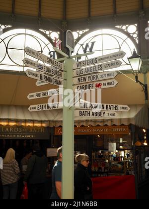 Panneau à Bath Guildhall Markets indiquant les distances vers les destinations locales et internationales Banque D'Images