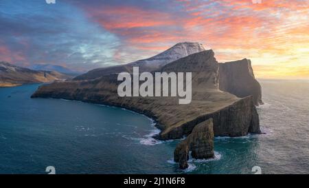 L'un des sites les plus uniques des îles Féroé est "Dransaisi", qui sont deux piles de mer entre Vágar et l'îlot de Tindhólmur. Banque D'Images