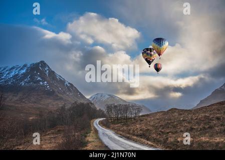 Image numérique composite de ballons à air chaud volant au-dessus du magnifique paysage de coucher de soleil d'hiver de la route Etive Mor menant entre les montagnes du Scott Banque D'Images