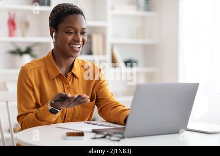 Jeune femme noire ayant la vidéo conférence avec des clients, l'espace de copie Banque D'Images