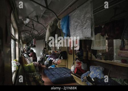 Kharkiv, Ukraine. 26th mars 2022. Les personnes déplacées par l'invasion russe vivent à l'intérieur d'un métro garé alors qu'elles cherchent à l'abri des attaques russes dans une station de métro souterraine de Kharkiv, en Ukraine, le 26 mars 2022. Les gens dormaient aussi sur la plate-forme. (Image de crédit : © Daniel Carde/ZUMA Press Wire) Banque D'Images