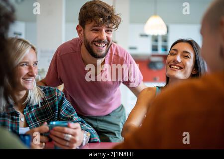 les jeunes s'amusent dans la salle de séjour de l'auberge, les jeunes voyageurs style de vie Banque D'Images