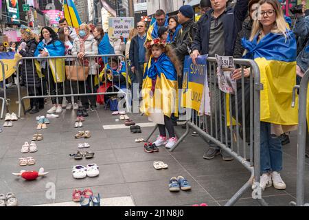 EVA, 6 ans, regarde un mémorial de fortune fait de paires de chaussures pour enfants à une manifestation de mères en faveur de l'Ukraine dans des moments. La Russie a envahi l'Ukraine le 24 février 2022, déclenchant la plus grande attaque militaire en Europe depuis la Seconde Guerre mondiale Jusqu'à 10 millions d'Ukrainiens ont fui leurs foyers, soit en quittant le pays, soit en se déplaçant dans des zones plus sûres à l'intérieur de l'Ukraine. Banque D'Images