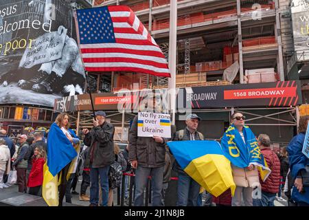 Un mémorial de fortune fait de paires de chaussures pour enfants vus lors d'une manifestation de mères en faveur de l'Ukraine à Times Square. La Russie a envahi l'Ukraine le 24 février 2022, déclenchant la plus grande attaque militaire en Europe depuis la Seconde Guerre mondiale Jusqu'à 10 millions d'Ukrainiens ont fui leurs foyers, soit en quittant le pays, soit en se déplaçant dans des zones plus sûres à l'intérieur de l'Ukraine. Banque D'Images