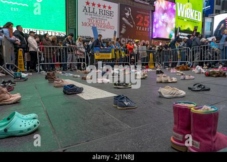 Un mémorial de fortune fait de paires de chaussures pour enfants vus lors d'une manifestation de mères en faveur de l'Ukraine à Times Square. La Russie a envahi l'Ukraine le 24 février 2022, déclenchant la plus grande attaque militaire en Europe depuis la Seconde Guerre mondiale Jusqu'à 10 millions d'Ukrainiens ont fui leurs foyers, soit en quittant le pays, soit en se déplaçant dans des zones plus sûres à l'intérieur de l'Ukraine. Banque D'Images